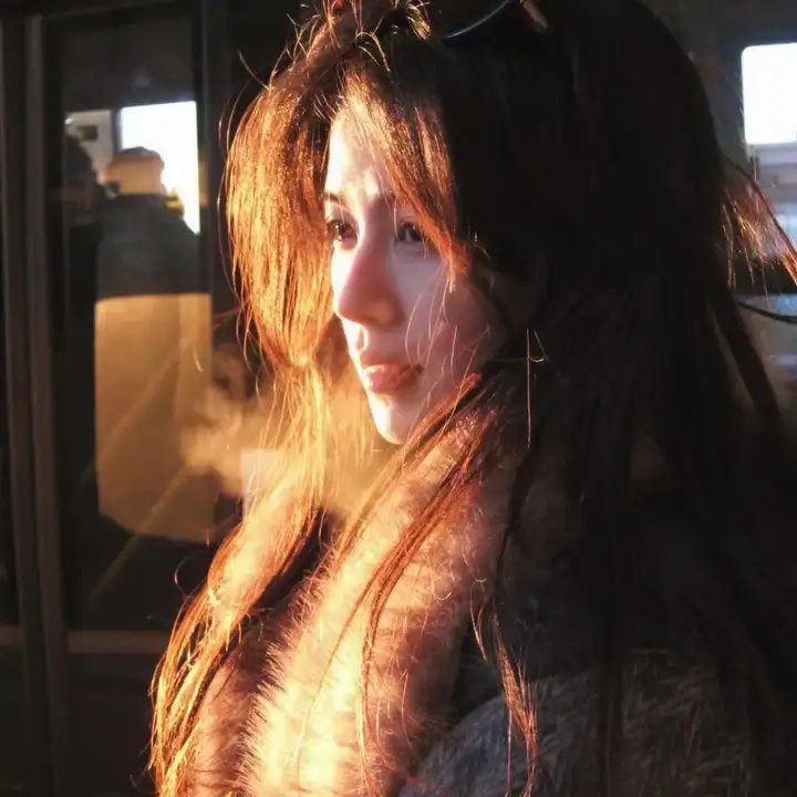 红鞋男子